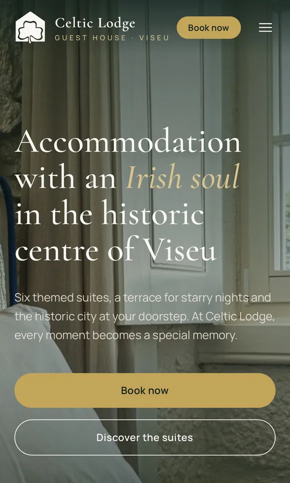 La web de Celtic Lodge en el móvil, en inglés, con el botón de reserva.